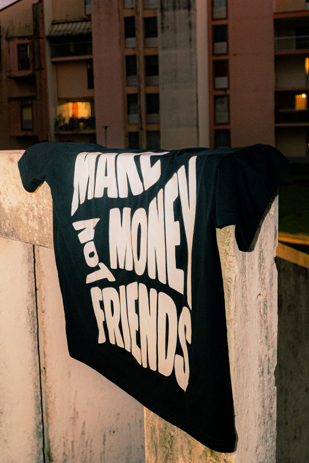 T-shirt Make Money Not Friends - Noir